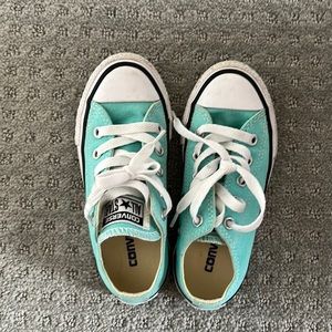 Little kids converse